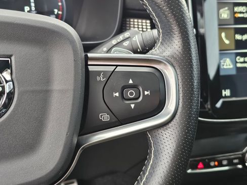 Used 2020 Volvo XC40 T5 R-Design image 32