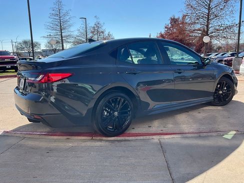 Used 2025 Toyota Camry SE image 6