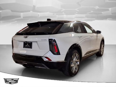 Certified 2025 Cadillac Optiq Luxury 2 w/ LPO, Floor Liner Package AWD/4WD image 2