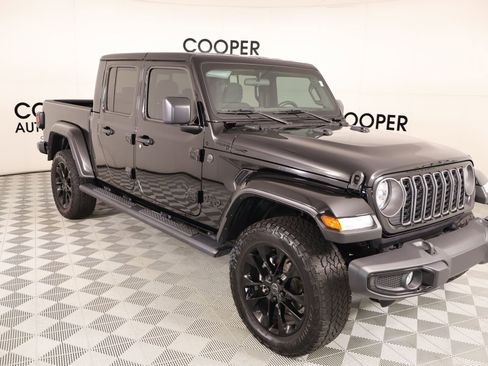 Used 2025 Jeep Gladiator Sport image 1