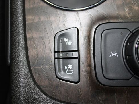 Used 2022 GMC Acadia Denali w/ GMC Pro Grade Package AWD/4WD image 41