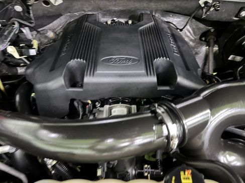 Used 2018 Ford Expedition XLT w/ Equipment Group 202A AWD/4WD image 31