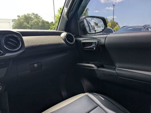 Used 2022 Toyota Tacoma TRD Sport w/ Technology Package AWD/4WD image 13