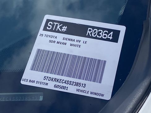 Certified 2025 Toyota Sienna LE FWD image 32
