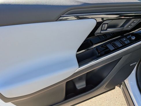 Used 2025 Subaru Solterra Limited w/ Limited Convenience Package image 8