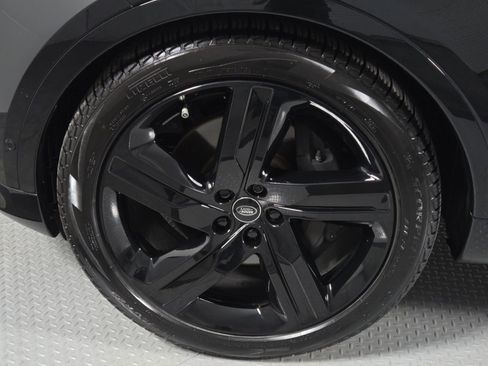 Used 2025 Land Rover Discovery Dynamic SE image 9