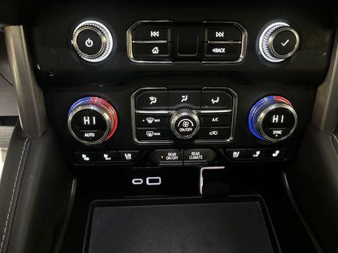 Used 2024 GMC Yukon XL SLT image 21