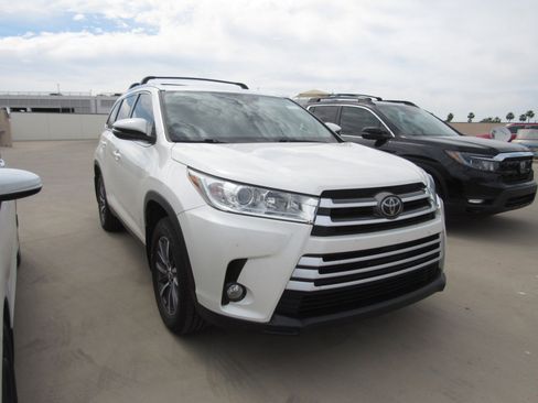 Used 2019 Toyota Highlander XLE image 2