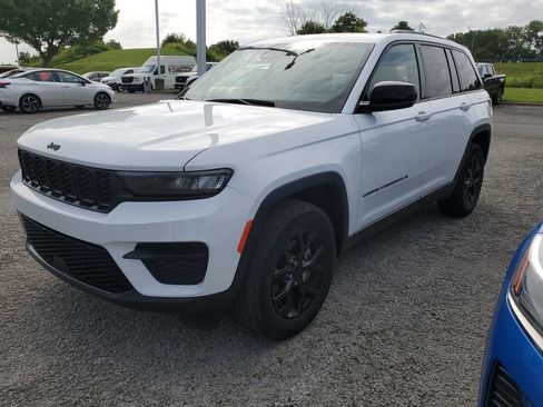 Used 2024 Jeep Grand Cherokee Altitude RWD image 6