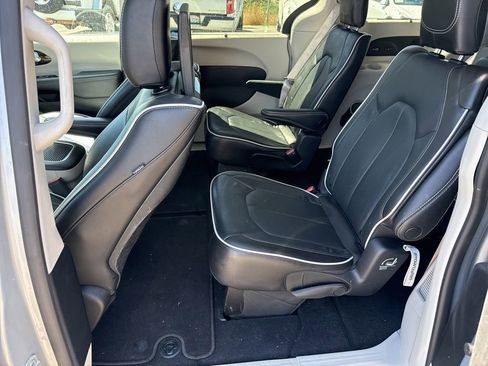 Used 2023 Chrysler Pacifica Limited w/ Uconnect Theater Family Group FWD image 8