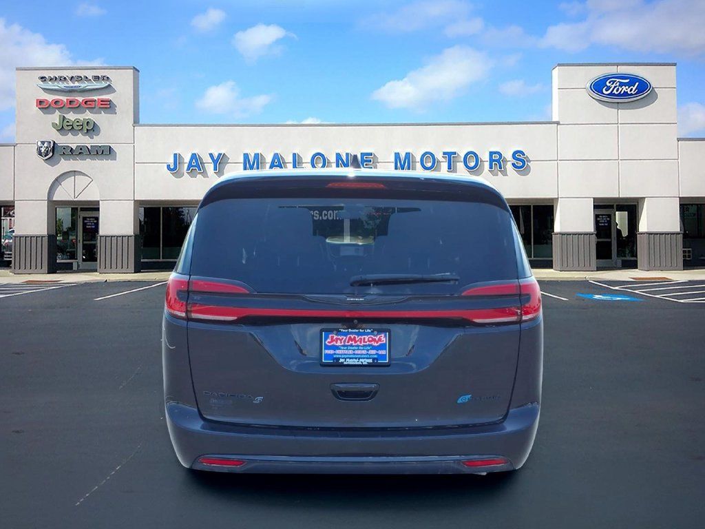 Used 2022 Chrysler Pacifica Touring-L w/ S Appearance Package FWD image 3