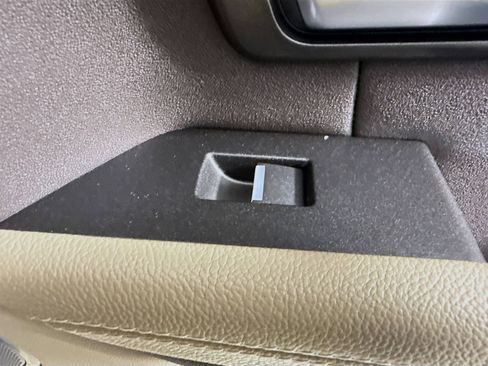 Used 2018 Land Rover Range Rover Evoque SE image 29