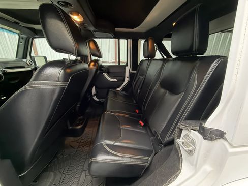 Used 2017 Jeep Wrangler Unlimited Rubicon w/ Connectivity Group AWD/4WD image 10