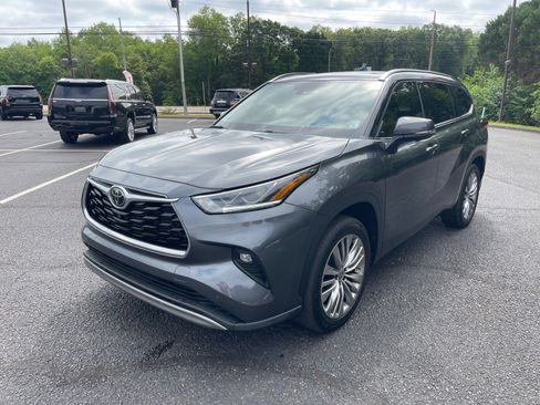 Used 2023 Toyota Highlander Platinum FWD image 3