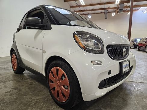 Used 2017 smart fortwo pure RWD image 10