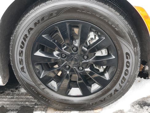 Used 2023 Chrysler Pacifica Limited image 15