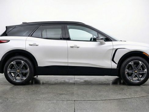 Used 2025 Chevrolet Blazer LT image 11