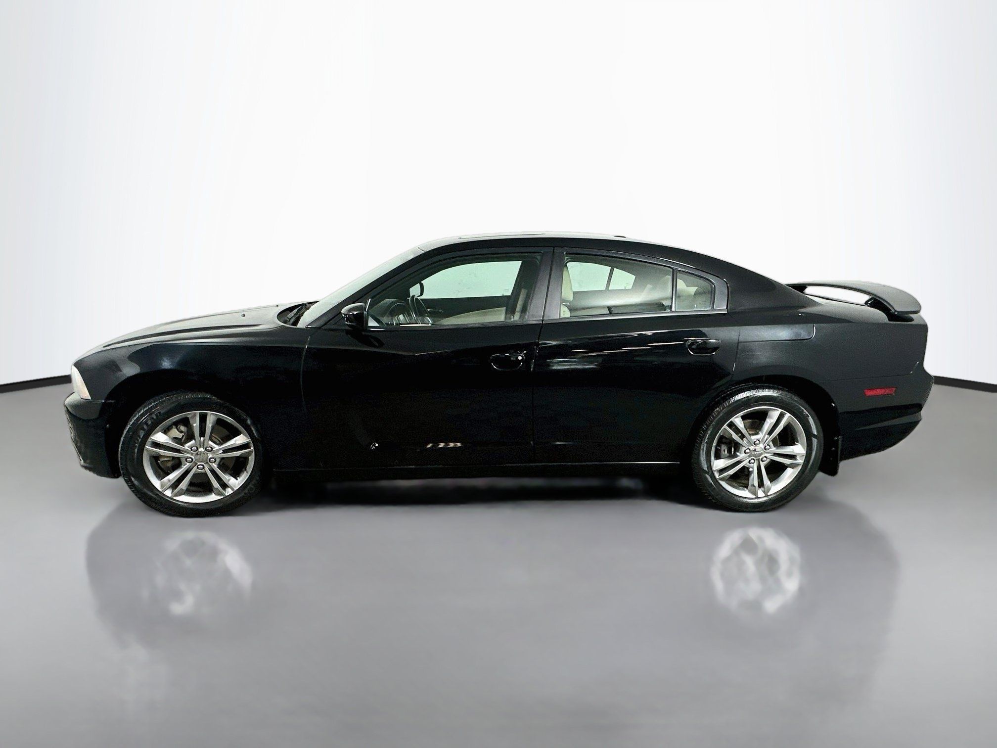 Used 2013 Dodge Charger SXT w/ Beats Audio Group AWD/4WD image 4