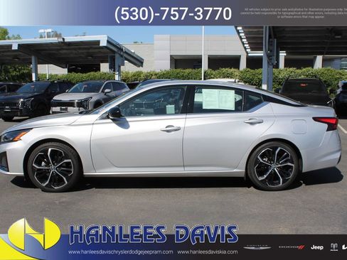 Used 2024 Nissan Altima 2.5 SR FWD image 2