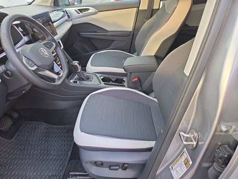 Used 2025 Volkswagen Taos SE image 5