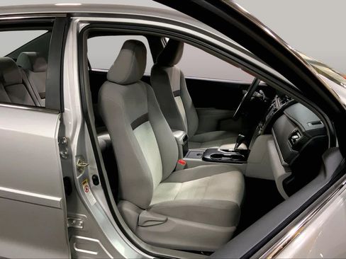 Used 2014 Toyota Camry LE FWD image 9