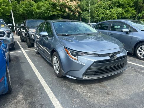 Used 2025 Toyota Corolla LE w/ Convenience Package FWD image 5