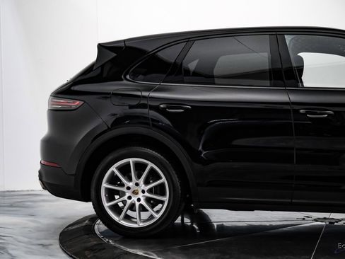 Used 2022 Porsche Cayenne w/ Premium Package image 15