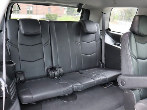 Used 2019 Cadillac Escalade Luxury AWD/4WD image 16