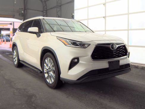 Used 2020 Toyota Highlander Limited FWD image 2