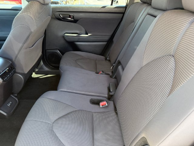 Used 2024 Toyota Highlander LE FWD image 26
