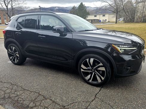 Used 2023 Volvo XC40 B5 Ultimate w/ Climate Package image 8