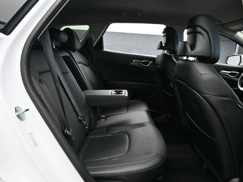 Used 2025 Kia Sportage EX image 41