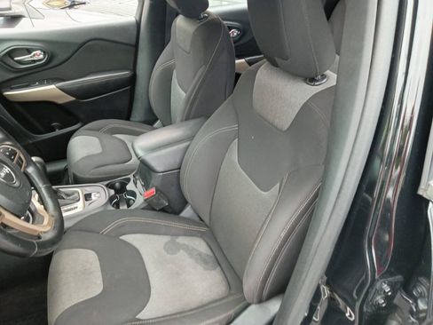 Used 2018 Jeep Cherokee Latitude w/ Cold Weather Group AWD/4WD image 8