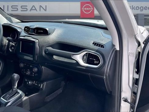 Used 2020 Jeep Renegade Latitude w/ LED Lighting Group AWD/4WD image 24