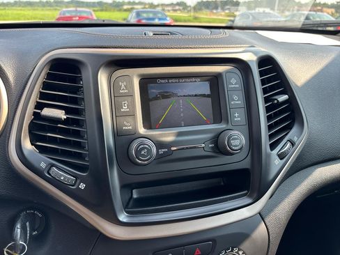 Used 2016 Jeep Cherokee Sport FWD image 25