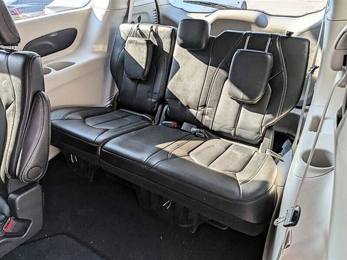 Used 2024 Chrysler Pacifica Touring-L FWD image 26