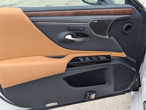 Used 2022 Lexus ES 300h Ultra Luxury image 11