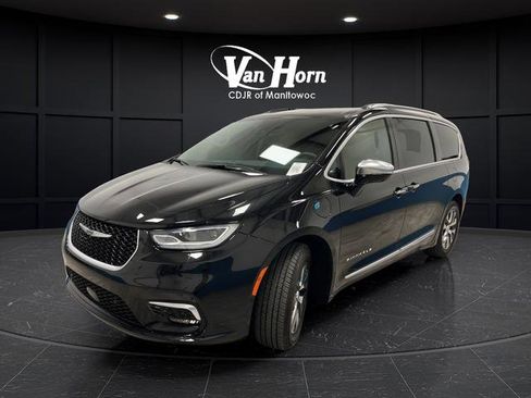 Used 2023 Chrysler Pacifica Pinnacle FWD image 3