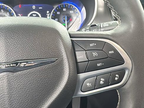 Used 2025 Chrysler Pacifica Select image 25