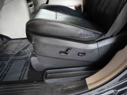 Used 2016 Chrysler Town & Country Touring FWD image 12