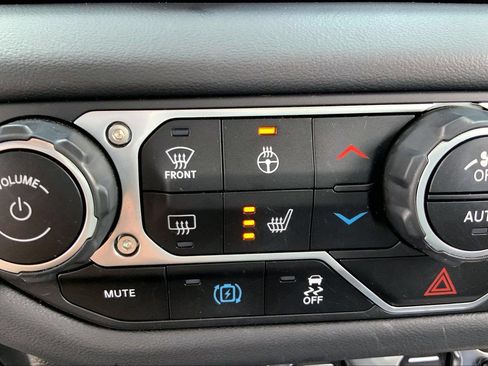 Used 2024 Jeep Wrangler Unlimited Sahara w/ Technology Group AWD/4WD image 30
