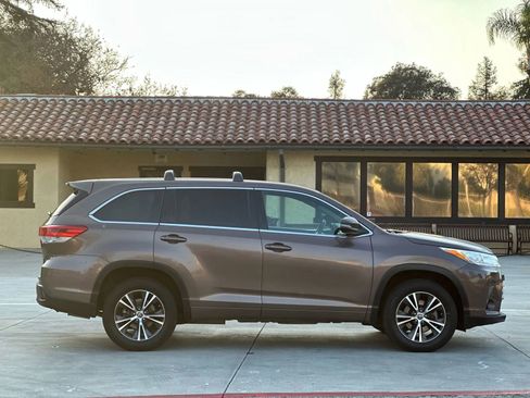Used 2017 Toyota Highlander LE image 5