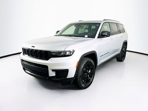 Used 2024 Jeep Grand Cherokee L Laredo image 3