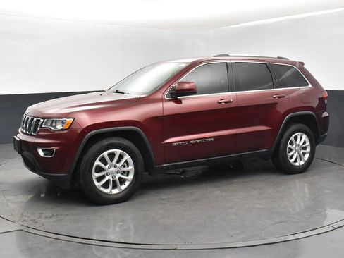 Used 2021 Jeep Grand Cherokee Laredo image 1