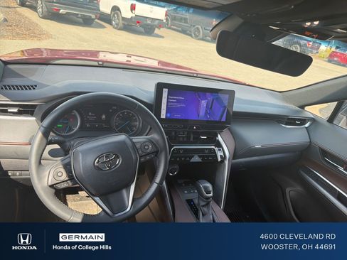 Used 2024 Toyota Venza XLE image 13
