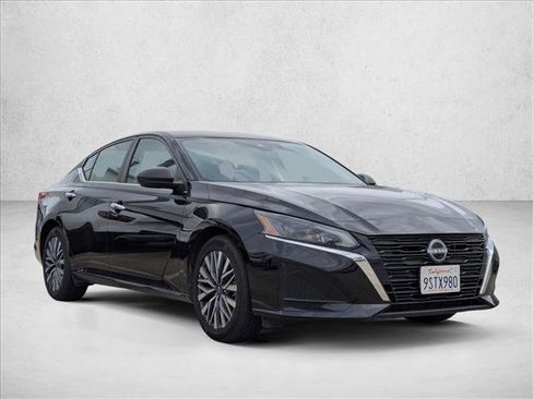 Used 2025 Nissan Altima 2.5 SV image 3