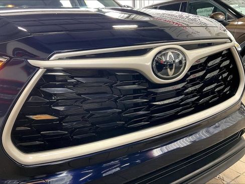 Used 2025 Toyota Highlander LE FWD image 27