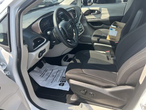Used 2022 Chrysler Voyager LX FWD image 16