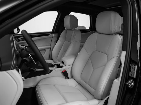 Used 2025 Porsche Macan image 42