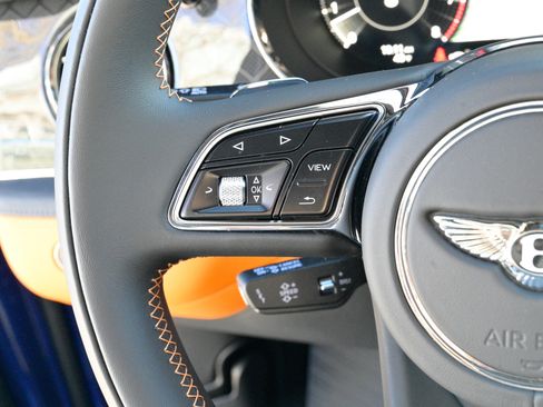 Used 2025 Bentley Bentayga image 25